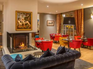 朗布依埃朗布依埃水星城堡酒店的带沙发和壁炉的客厅