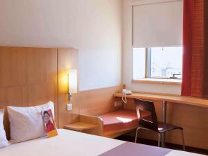 突尼斯突尼斯宜必思酒店的酒店客房配有一张床、一把椅子和一张书桌