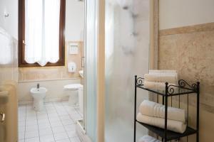 威尼斯Corte Canal Venice的浴室设有卫生间和带毛巾的淋浴。