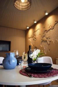 佩斯卡拉MaSà Appartamenti (Il Mare in Salotto)的一张桌子,上面有盘子和墙上的世界地图