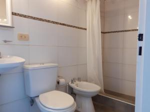 门多萨ENCANTOS DE MENDOZA Apartments的白色的浴室设有卫生间和水槽。