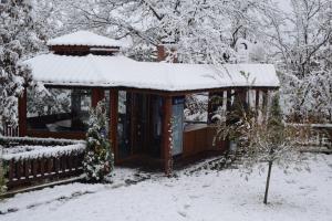 基尔科沃Two Villas Kirkovo的雪覆盖的房屋,有栅栏