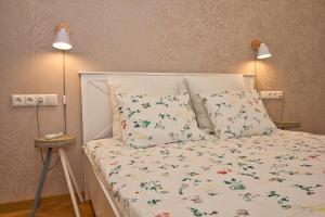 派尔努Pärnu Apartment的卧室配有带鲜花的白色床