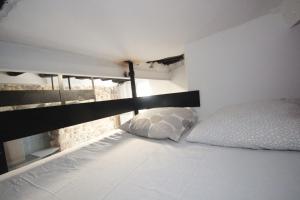 巴黎亚莫公寓式酒店75012的卧室配有白色的床和窗户