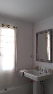 洛特河畔的维伦纽夫L'Ecrin的白色的浴室设有水槽和镜子
