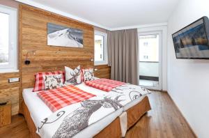 滨湖采尔雄韦斯生活公寓酒店的一间卧室,卧室内配有一张大床