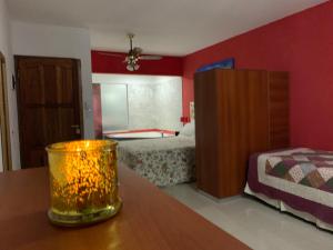 格塞尔镇Departamentos Sobre el Mar的客房设有带一张床和一张桌子的卧室