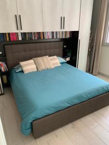 里米尼8 di cuori的一张大床,位于一间蓝色的床上,有丝绸 ⁇ 