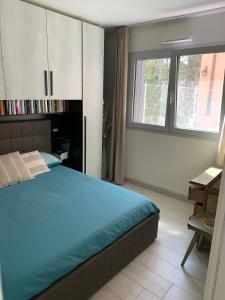 里米尼8 di cuori的一间卧室配有一张床、一张书桌和一个窗户。