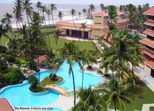 孟买隐逸酒店及会议中心的享有带游泳池的度假村的空中景致