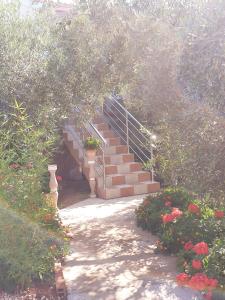 乌格连Apartments Elena的花园中花草丛生的楼梯