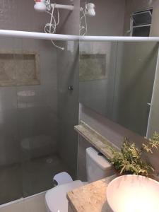 嘎林海斯港LINDO, NOVO, ÓTIMA LOCALIZAÇÃO的带淋浴、卫生间和盥洗盆的浴室