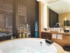 上海世博洲际酒店的一间浴室