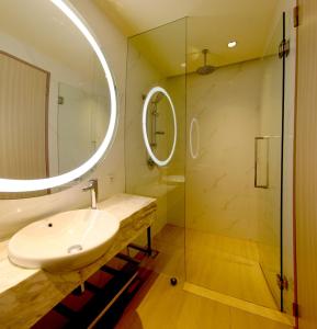 宜兰市26旅店的一间带水槽和玻璃淋浴的浴室