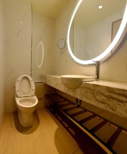 宜兰市26旅店的一间带水槽、卫生间和镜子的浴室