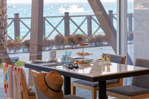 恒春古城馥兰朵垦丁渡假酒店的一张桌子,上面有食物,享有桥景
