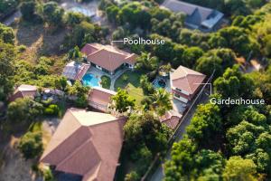 班佩Tina's Living Paradise - Guesthouses with private pool的屋顶房屋的空中景致