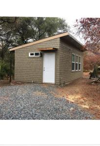 三河城The Sequoia Hut!的白色门的小砖屋