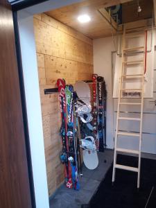 维尔达尔彭Burnout Wildalps的有一捆滑雪板靠在墙上的房间