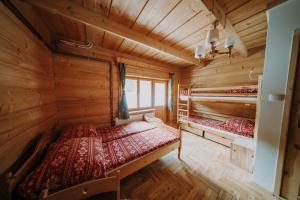 考斯赛力克Chata MTB的小木屋内一间卧室,配有两张床