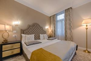 伯伊莱海尔库拉内Hotel Versay的一间卧室设有一张大床和一个大窗户