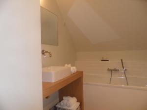 Horebeke克赛乐59住宿加早餐酒店的浴室配有盥洗盆和浴缸。