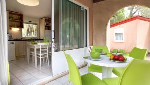 蒙塔尼亚克VVF Montagnac Hérault的厨房以及带桌椅的用餐室。