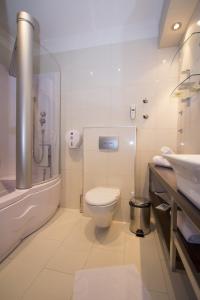巴尼亚卢卡塔利亚酒店的一间带卫生间和水槽的浴室