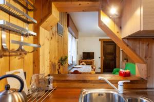 Bondine Apartments in Valle d'Aosta的厨房或小厨房