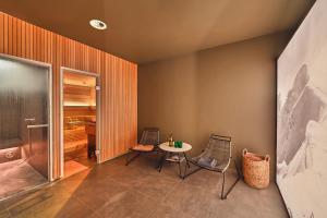 沃瑟姆阿尔伯格Warth52-W52 Apartments的客房设有桌椅和浴室。