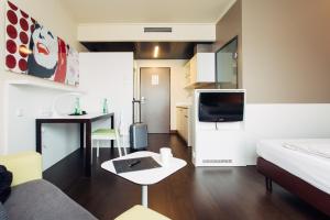 harry's home Linz-Urfahr hotel & apartments的电视和/或娱乐中心