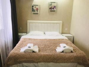 巴库大道海景公寓的一间卧室配有带毛巾的床