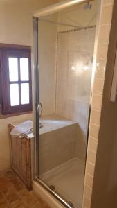马诺斯克la bastide de l'adrech的浴室里设有玻璃门淋浴