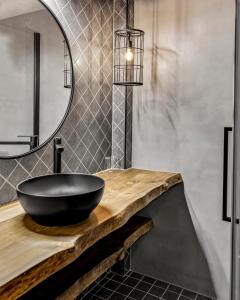 阿尔塔Canyon Hotell的浴室设有黑色碗水槽和镜子