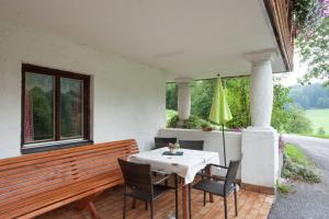 圣科罗曼Ferienwohnung im Haus Maria的一个带窗户的庭院里的桌椅