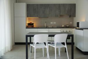 Cala Blu Residence con piscina-Centralissimo Lido di Jesolo的厨房或小厨房