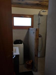 大博尔南La Vardase的一个小浴室,配有窗户和水槽