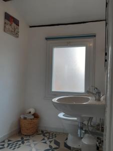 卢贝新城Garden Annexe的一间带水槽和窗户的浴室