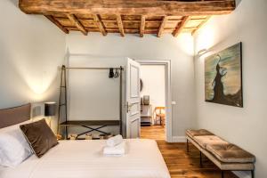罗马Febo Decharm apartment的一间卧室配有一张床和一个沙发