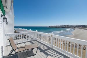 约克海滩布拉夫联盟酒店的一个带两把椅子的阳台和海滩