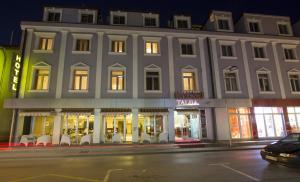 巴尼亚卢卡塔利亚酒店的夜行的街道上一座白色的大建筑