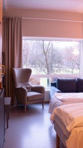 奥斯陆优乐瓦尔酒店的一间卧室配有椅子和大窗户