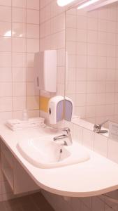 奥斯陆优乐瓦尔酒店的白色的浴室设有水槽和镜子