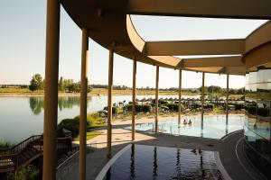 弗劳恩基兴圣马丁斯温泉酒店的享有度假村游泳池的景致