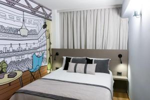 布宜诺斯艾利斯自由酒店 的一间卧室配有一张床和一张桌子