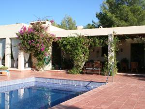 圣米克尔德巴兰Belvilla by OYO Casa Lourdes的一座带游泳池和鲜花的房子