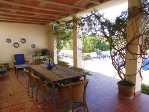 圣米克尔德巴兰Belvilla by OYO Casa Lourdes的庭院配有木桌和椅子