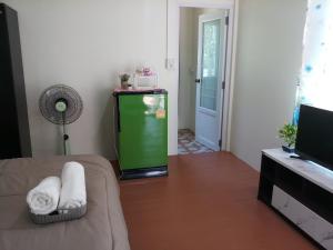 象岛Baan suan khun ta บ้านพักสวนคุณตา的一间客房内配有小型绿色冰箱的房间