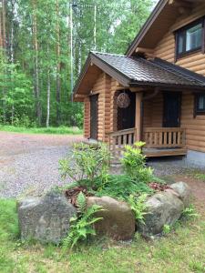 普马拉Lappalaisen lomamökit Norpparanta的小木屋前面有岩石