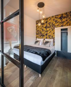 布鲁塞尔Mini loft 1 bedroom 2 steps from Av Louise的一间卧室设有一张黑色和黄色墙壁的床